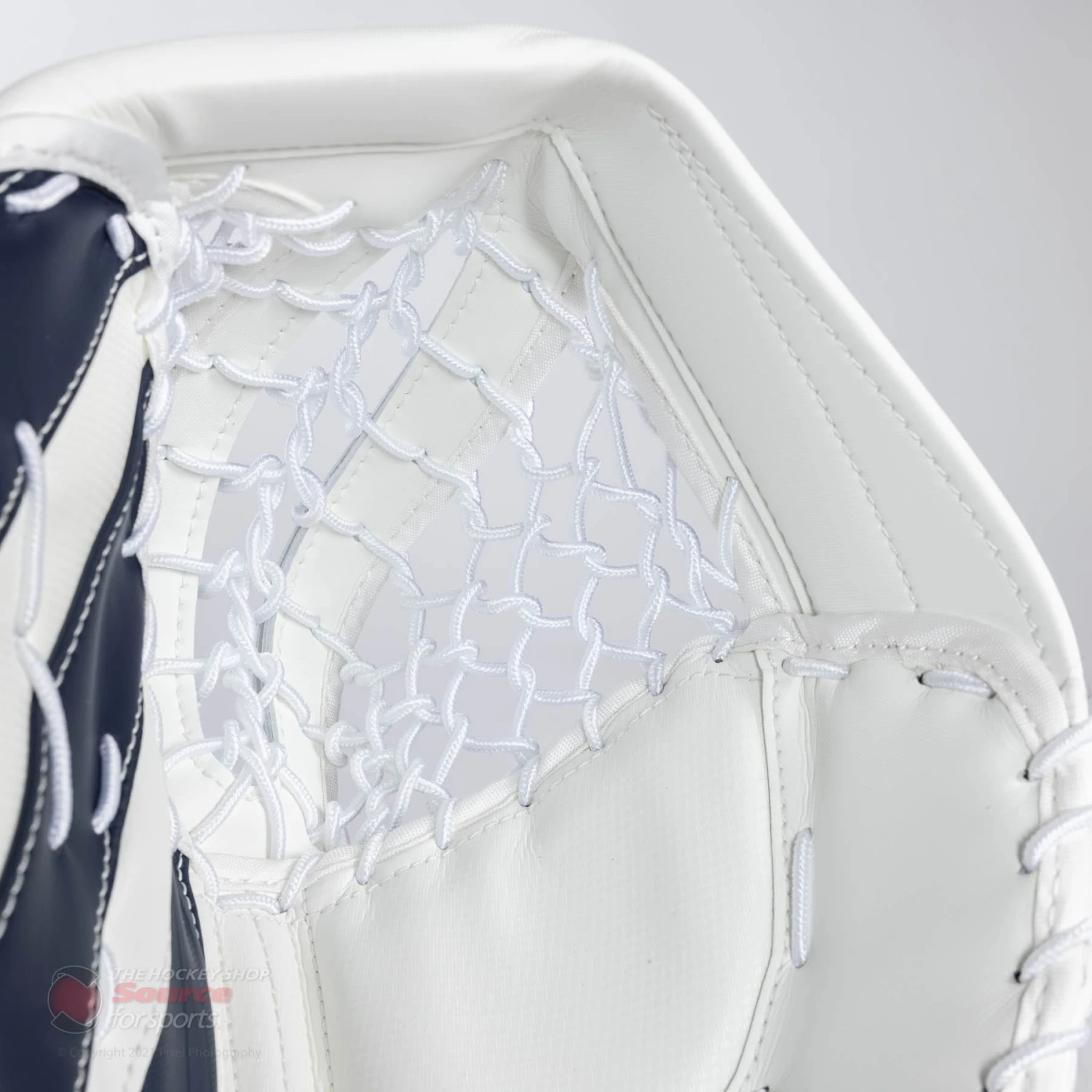 CCM Extreme Flex E5.9 Intermediate Goalie Catcher 4 CCM Extreme Flex E5.9 Intermediate Goalie Catcher - Image 4