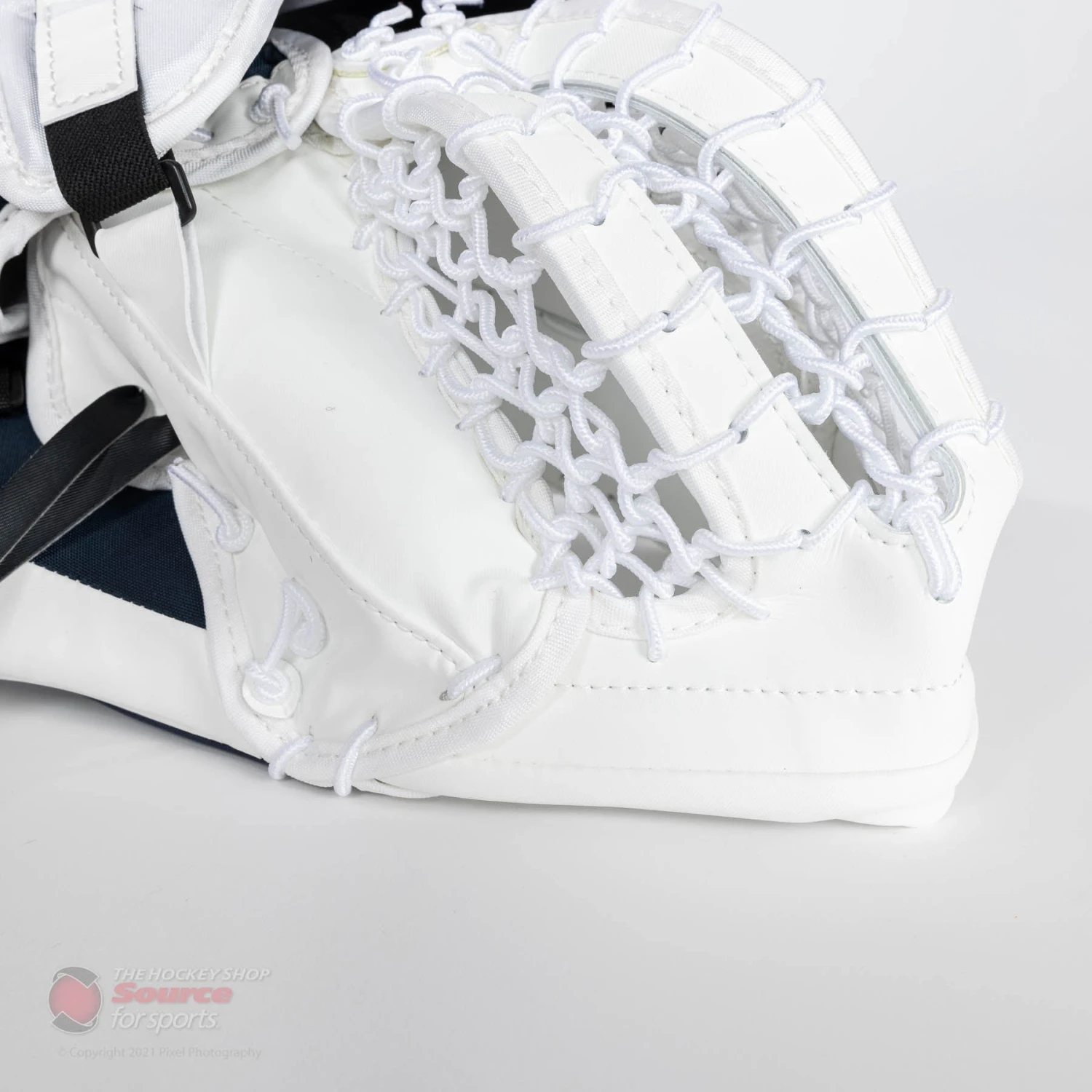CCM Extreme Flex E5.9 Intermediate Goalie Catcher 9 CCM Extreme Flex E5.9 Intermediate Goalie Catcher - Image 9